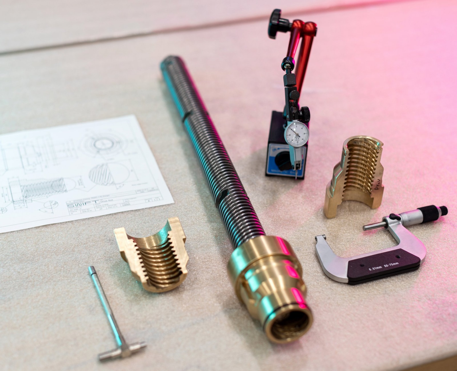 Gereedschap op een bureau voor liften.